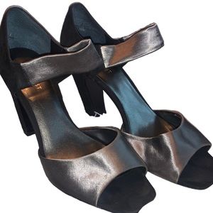 3/10 Nine West slip on wide heel